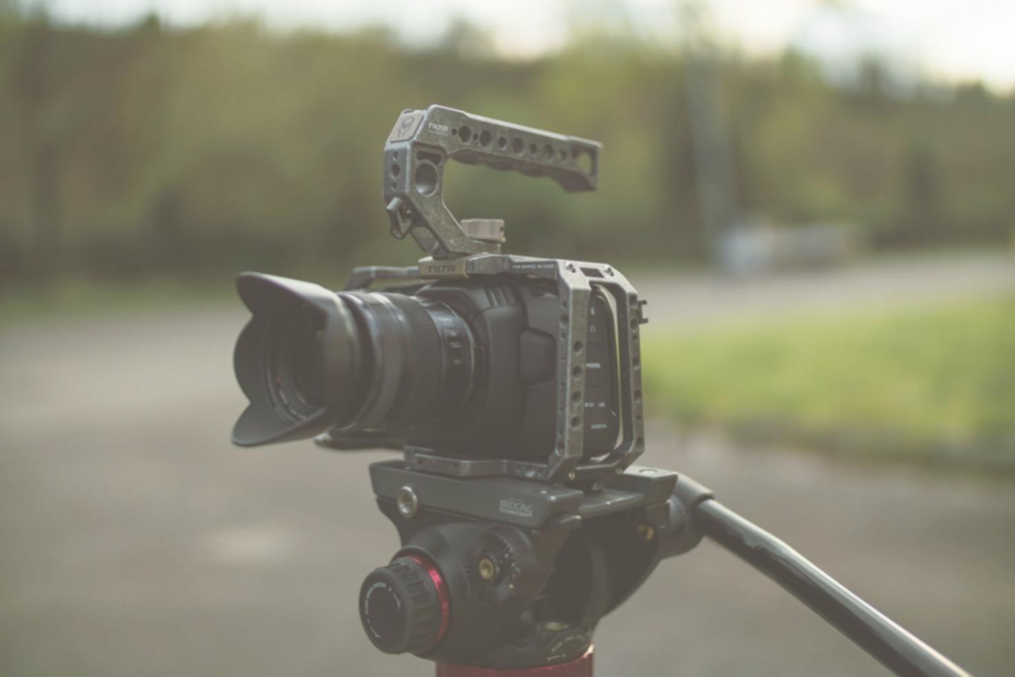 Workstation creativa con monitor ultra-wide per post-produzione video