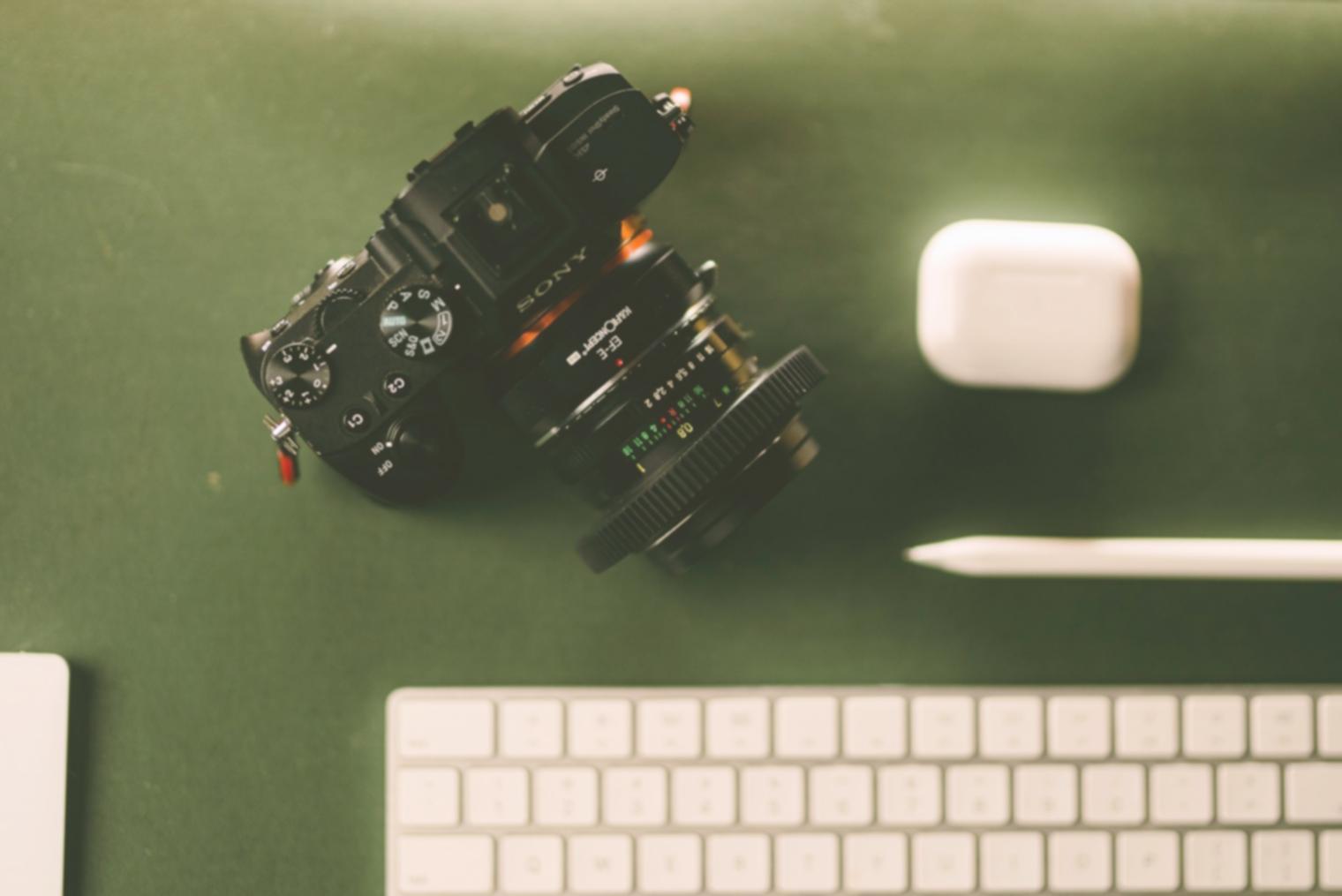 Studenti che lavorano su progetti di editing video